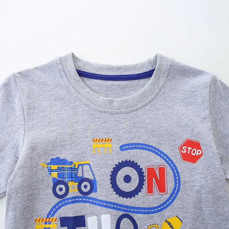 Toddler/Kid Boy's Vehicle with "On The Move" Letter Print Design Tee with Shorts Set